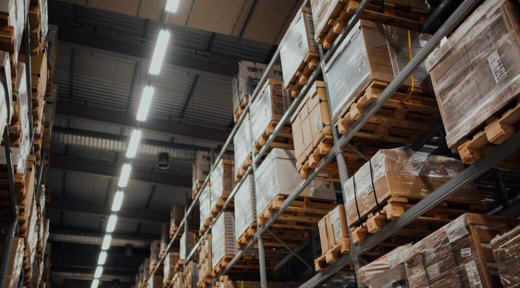 Magazijnstellingen met dozen en productvoorraad
