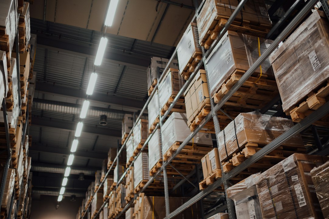 Magazijnstellingen met dozen en productvoorraad