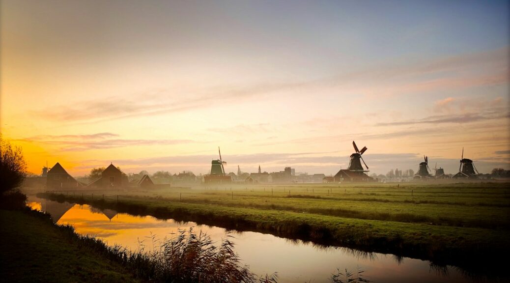 Molens bij de Zaanse Schans in de avondmist