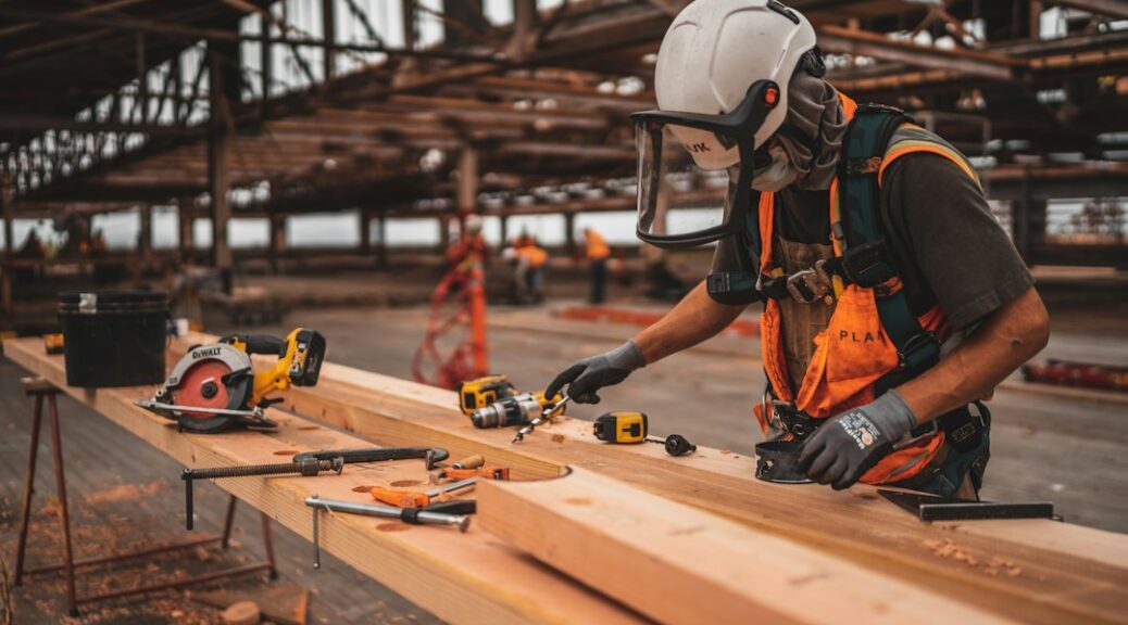 Bouwvakker met een veiligheidshelm en gereedschap aan het werk