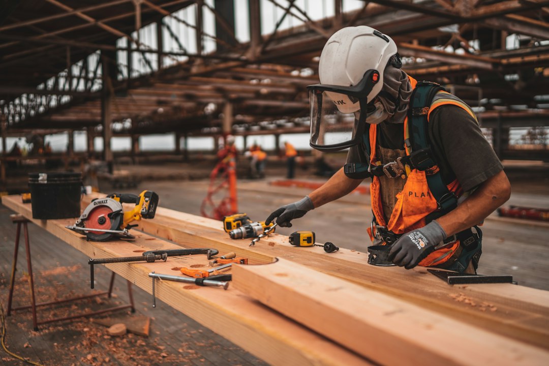 Bouwvakker met een veiligheidshelm en gereedschap aan het werk
