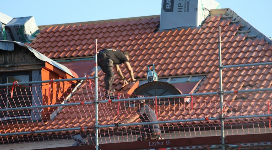 Dakdekker werkt aan een pannendak