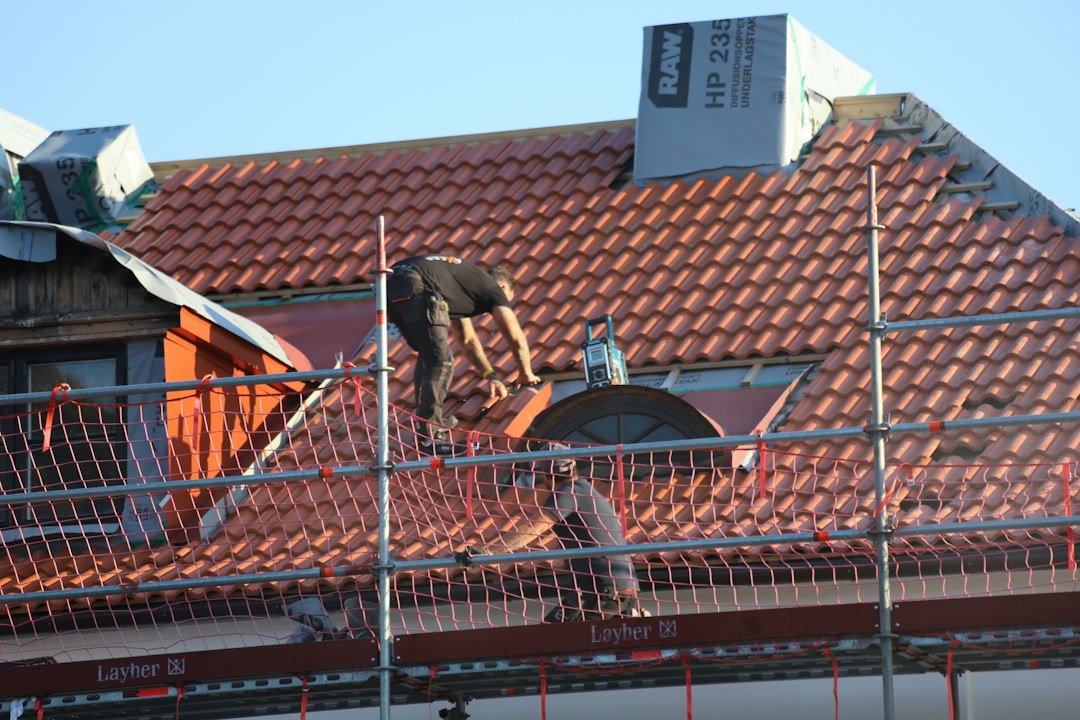Dakdekker werkt aan een pannendak