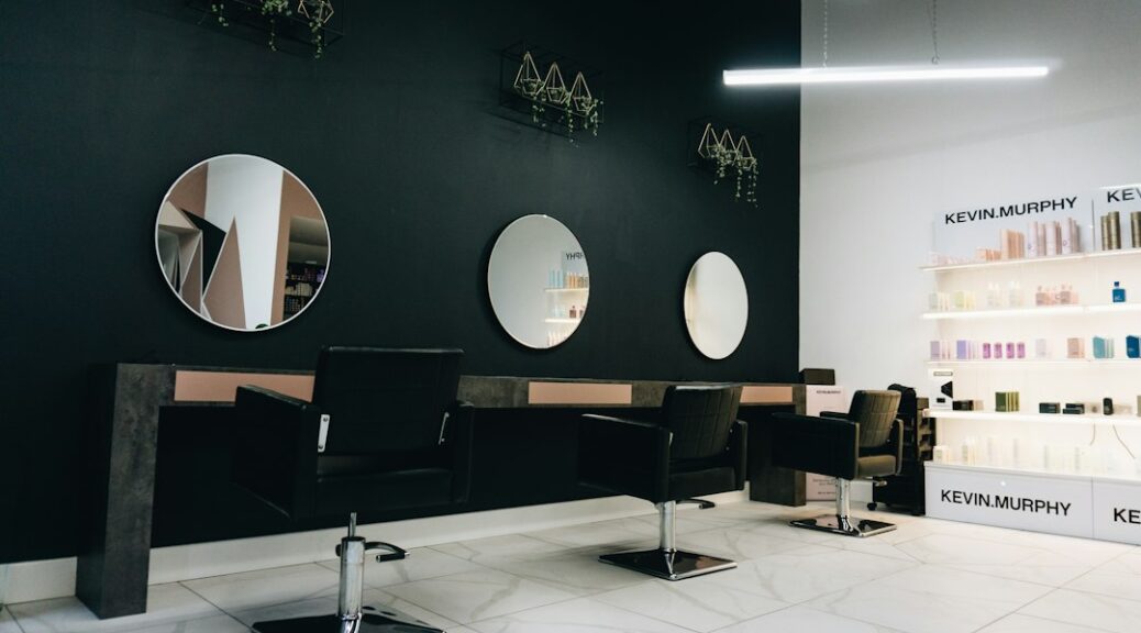 Kappersstoelen voor ronde spiegels in een kapsalon