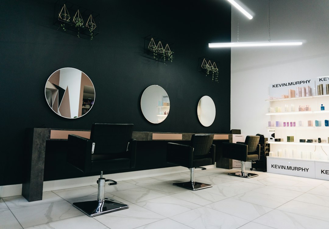 Kappersstoelen voor ronde spiegels in een kapsalon
