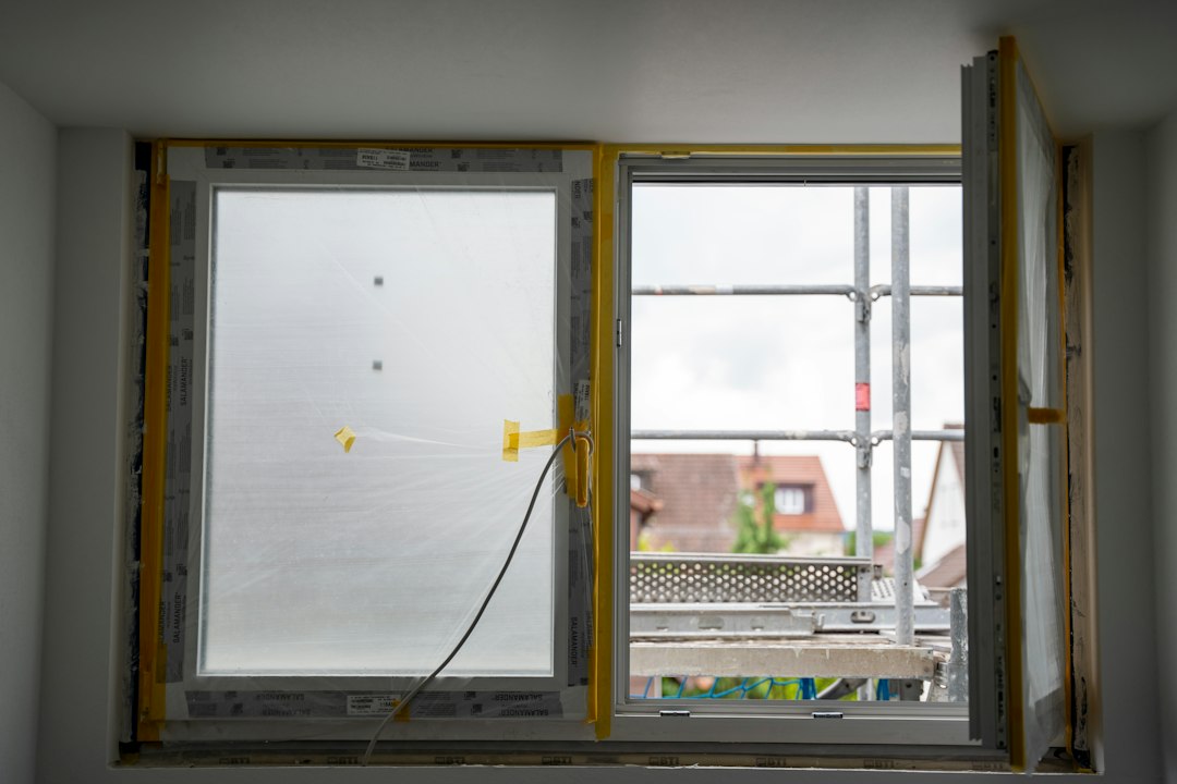 Raam met beschermfolie tijdens een renovatie