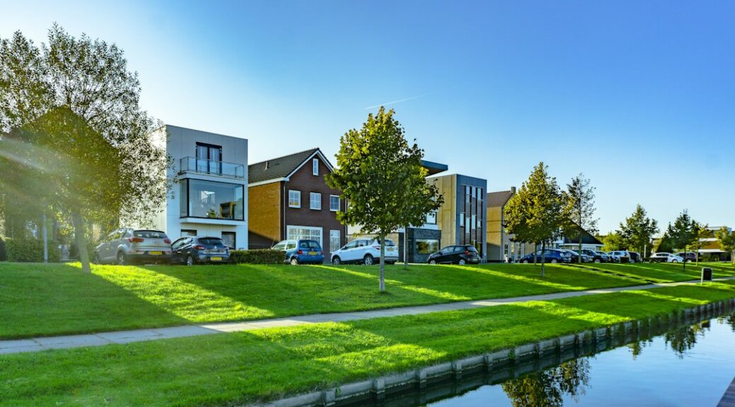 Woningen langs een groenstrook en een watergang