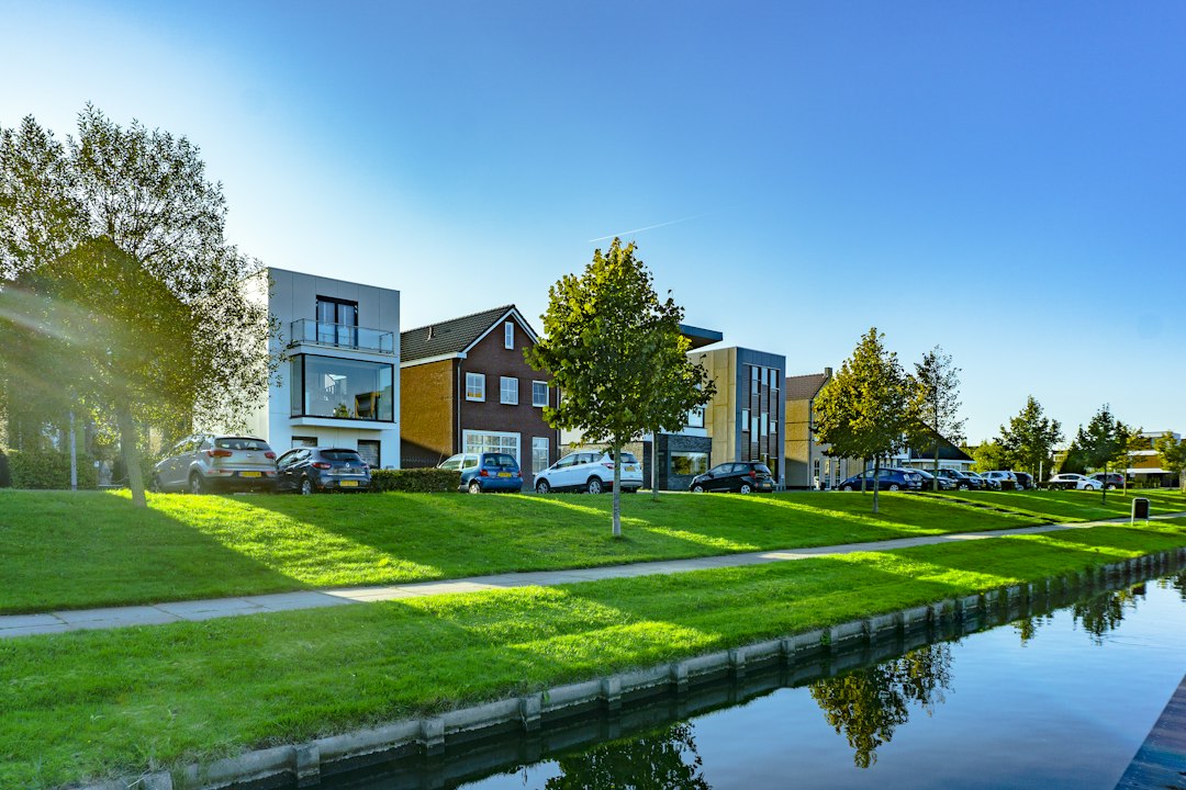 Woningen langs een groenstrook en een watergang