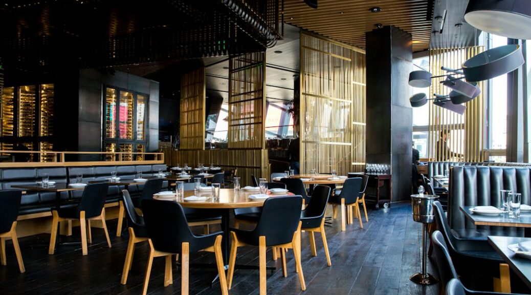 Gedekte tafels en stoelen in een restaurant