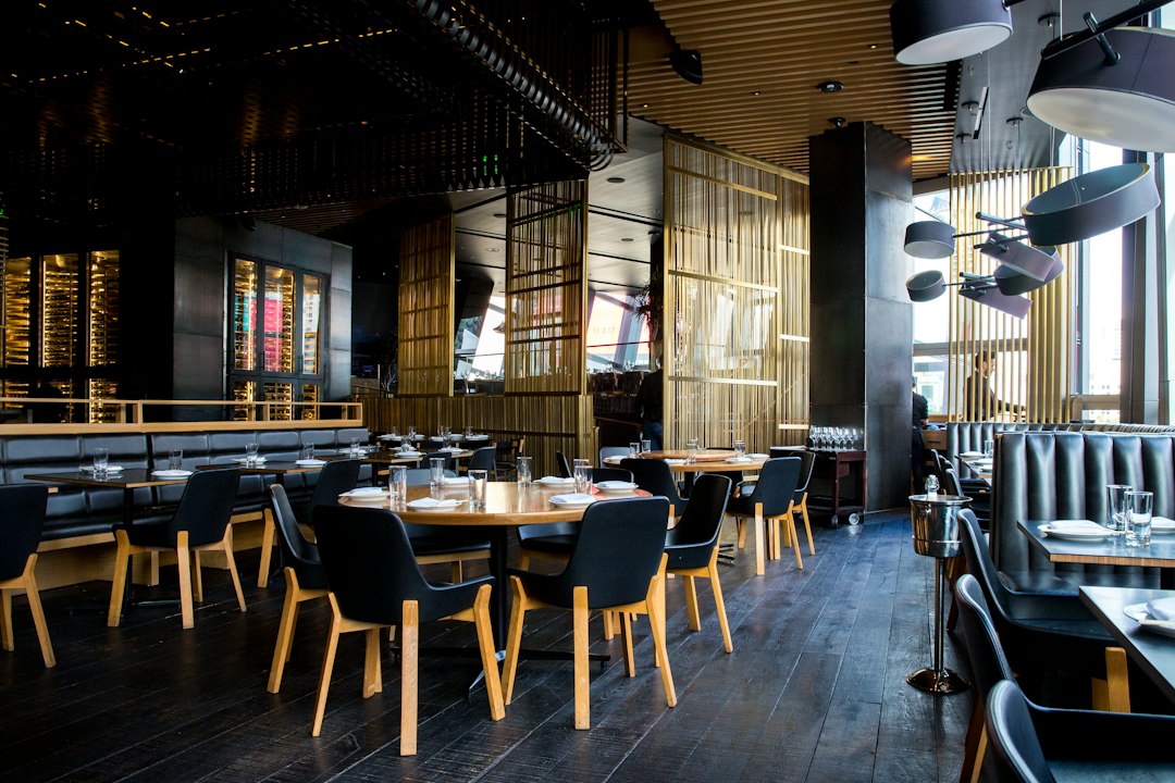 Gedekte tafels en stoelen in een restaurant