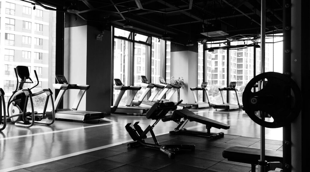 Fitnessruimte met loopbanden, roeitrainers en gewichten