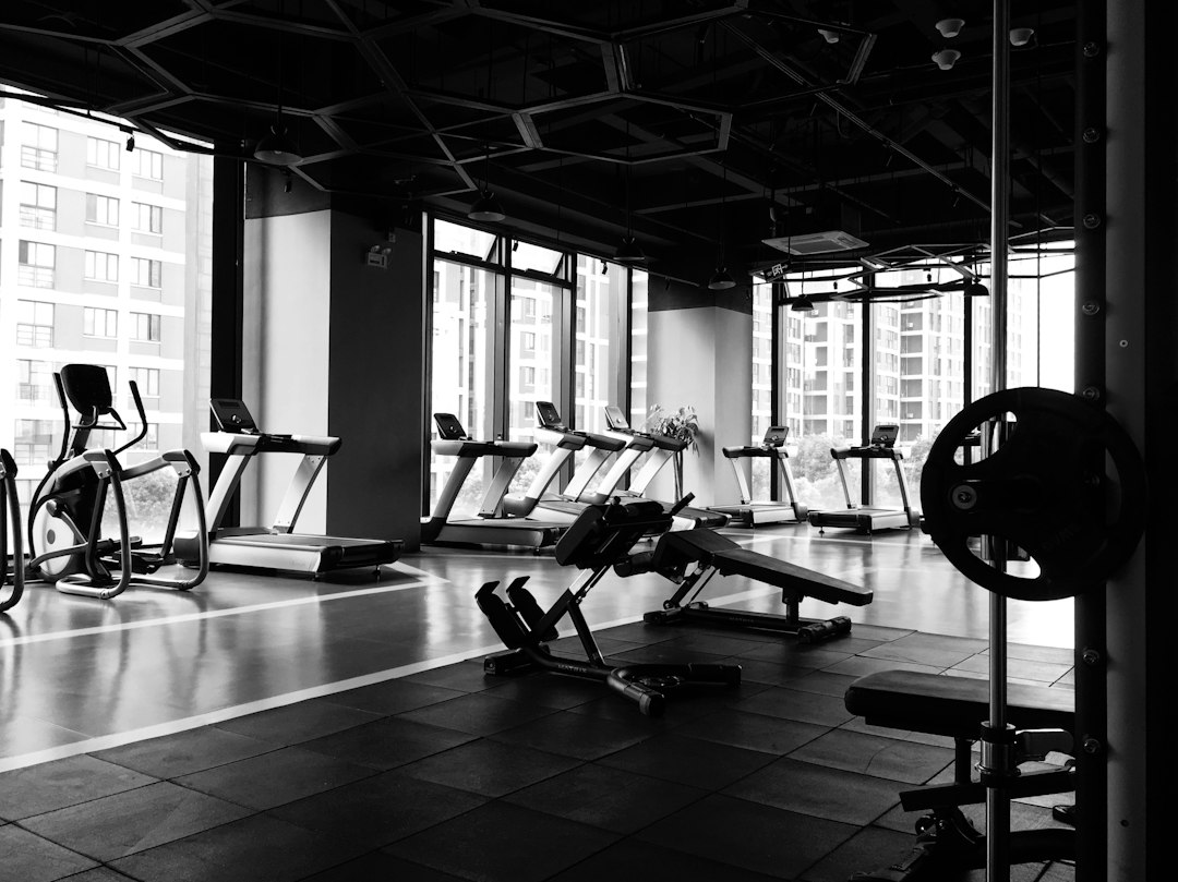 Fitnessruimte met loopbanden, roeitrainers en gewichten
