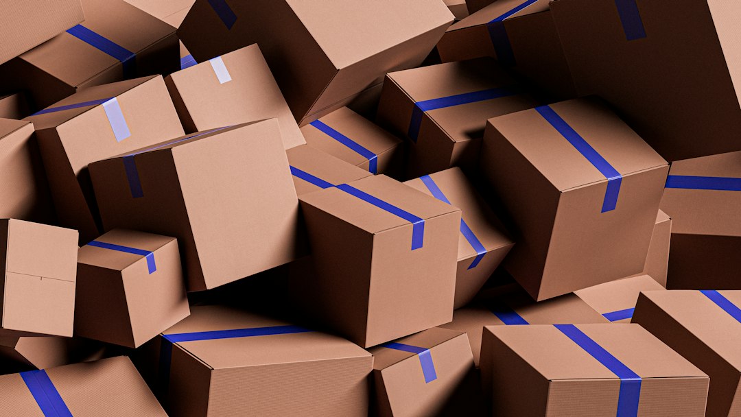 Stapel kartonnen verhuisdozen met blauwe tape